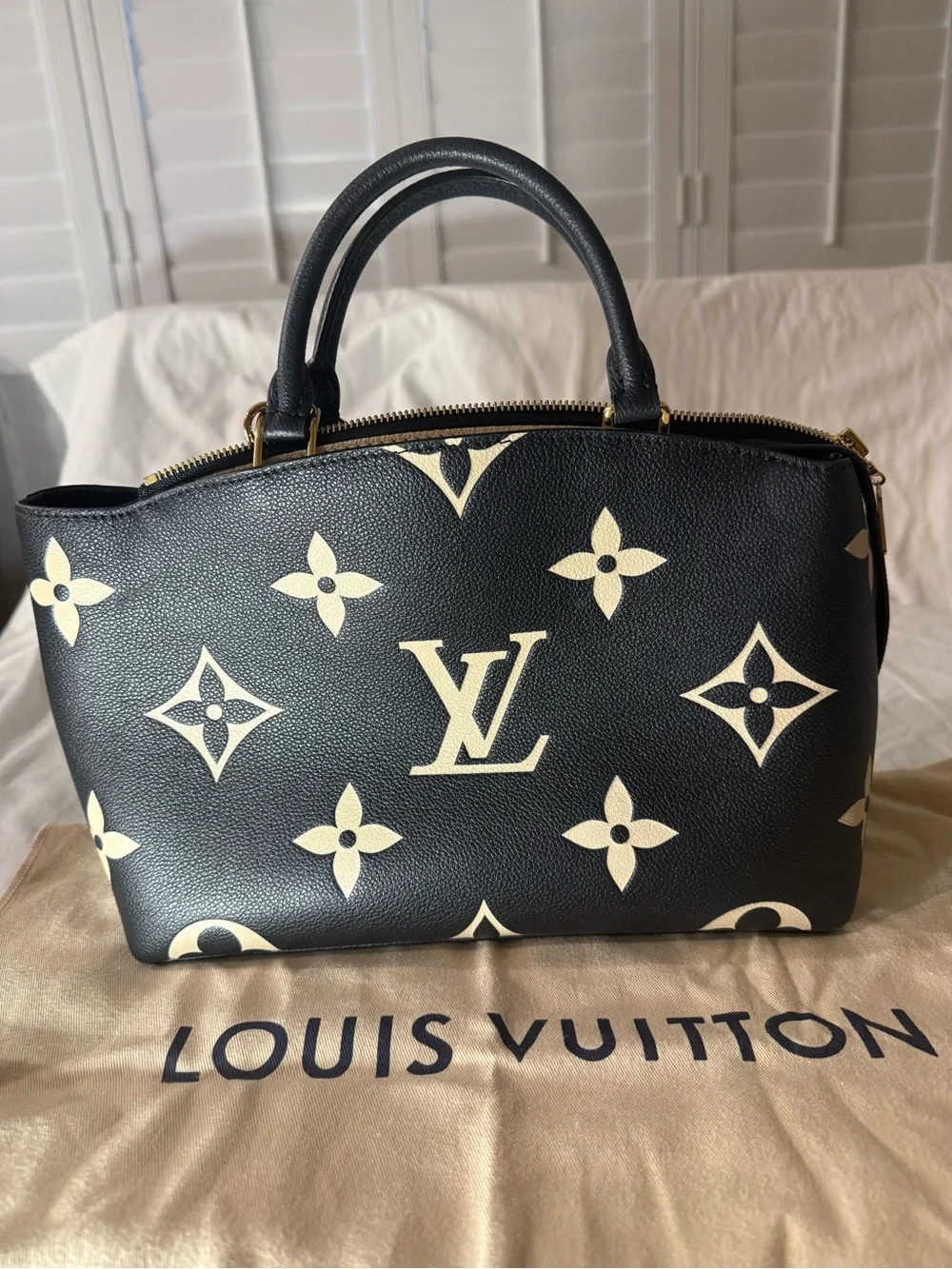 Louis Vuitton Petit Palais in Black & Cream Monogram Bag - Picture 2 of 7